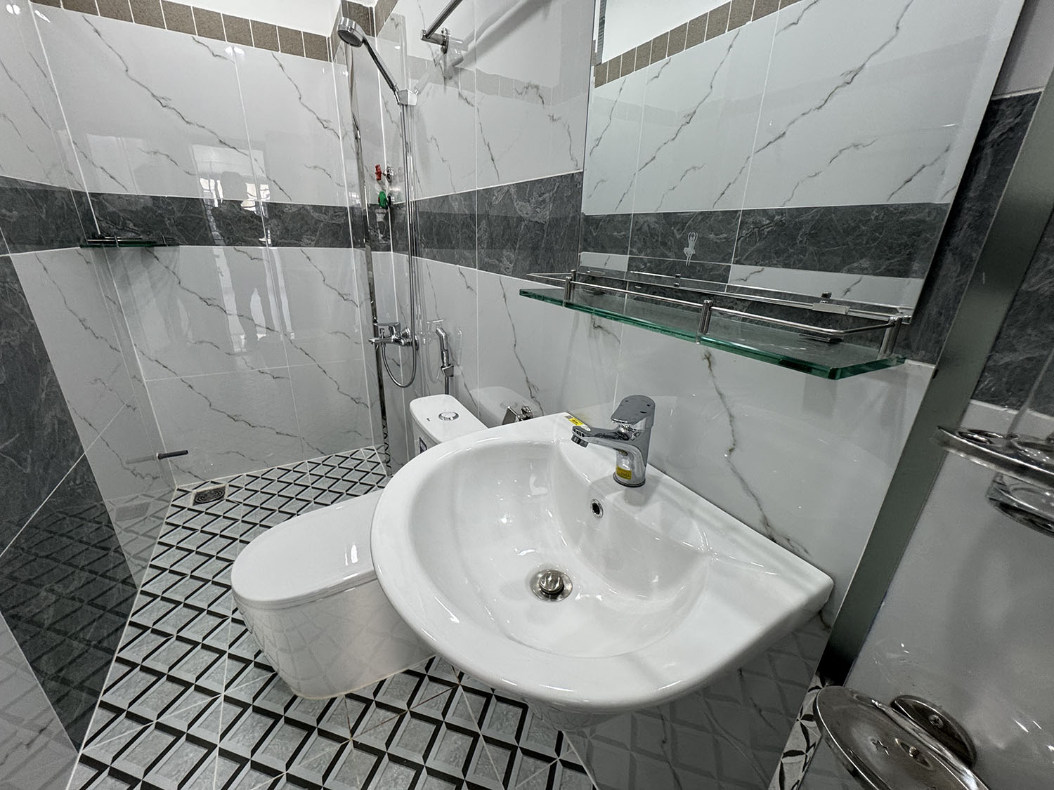 Chính thức mở bán biệt thự mini 3 lầu HXH VF5 khu cao cấp Hoàng Diệu - Trước nhà có sân đỗ ôtô